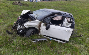 Carro capota em rodovia no Sul do estado