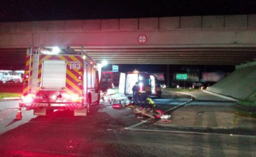 Após colisão com uma moto, motorista foge do local do acidente