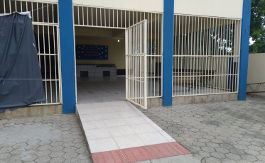 Homem é encontrado ferido dentro de escola