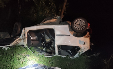 Após colisão, motorista é arremessado em árvore e morre