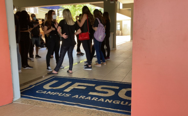 Acadêmicos apreensivos com paralisação da Medicina da UFSC