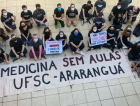 Com cartazes, alunos protestam em Araranguá (VÍDEO)