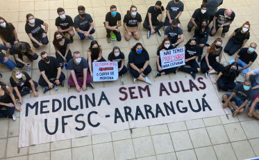 Com cartazes, alunos protestam em Araranguá (VÍDEO)