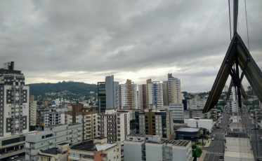 Tempo nublado e quente marcam presença no início do mês na região