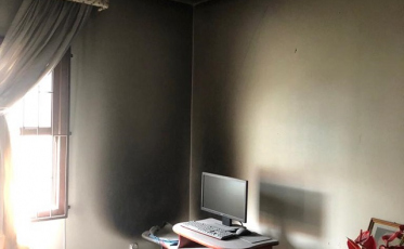 Homem combate princípio de incêndio