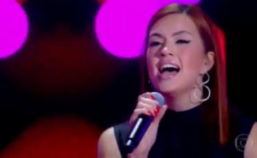 Após encantar jurados, cantora de Araranguá tenta avançar de fase no The Voice