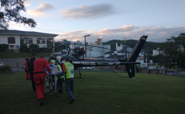 Idosa sofre traumatismo craniano e é levada de helicóptero para o hospital