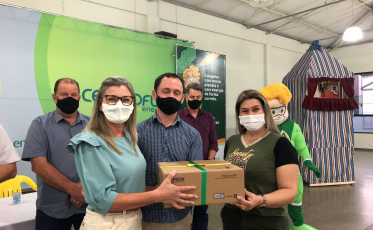 Entrega de kits educativos marca etapa do Programa de Eficiência Energética da Cermoful
