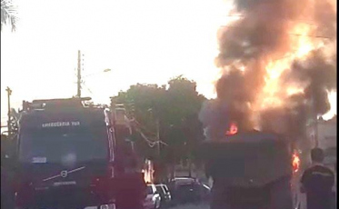 Caminhão pega fogo em frente a uma creche (VÍDEO)
