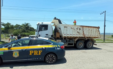Caminhão com 12,5 toneladas de excesso de peso é flagrado na BR-101