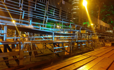 Por que parte da arquibancada cedeu na abertura do Natal de Criciúma? (VÍDEO)