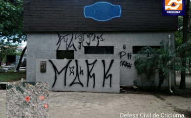 Casa do Papai Noel amanhece pichada em Criciúma