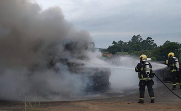 Caminhão pega fogo e cabine é danificada