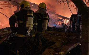 Bombeiros demoram mais de 8 horas para conter incêndio em Içara