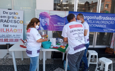 Bancários fazem protesto e distribuem milho