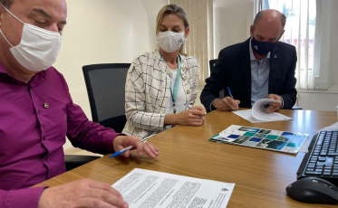 Neguinho assina convênio para repavimentação de vias afetadas pelo esgoto sanitário (VÍDEO)