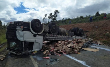 Caminhão tomba na BR-282