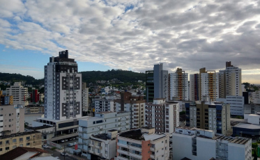 Sol e nuvens predominam na região