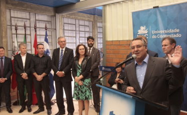 Raimundo Colombo recebe título de doutor honoris causa da Universidade do Contestado