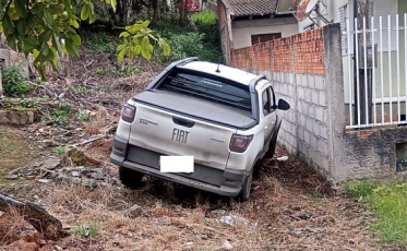 Homens roubam residência, batem veículo e fogem para o mato em Criciúma 