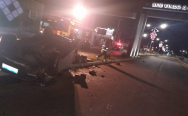 Carro capota e condutor é levado ao hospital