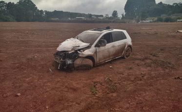 Sob efeito de álcool, condutor perde controle do veículo e sai da pista