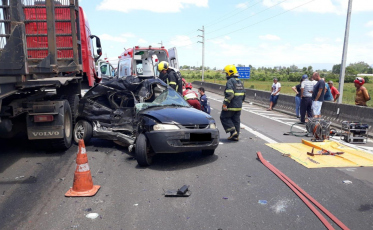 Acidente na BR-101 deixa homem preso nas ferragens