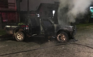 Carro pega fogo e motor fica danificado