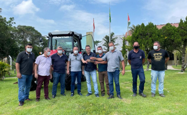 Deputado Minotto entrega trator novo para Forquilhinha