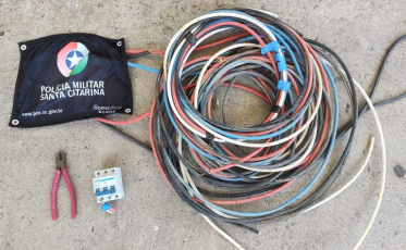 Homem é preso por furtar 5kg de fios de cobre