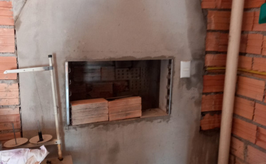 Homem ateia fogo em armário dentro de churrasqueira