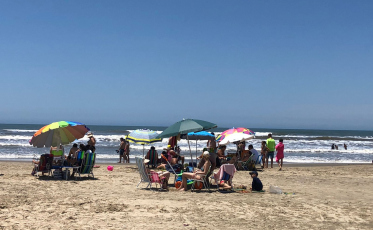 Domingo de movimento na praia de Balneário Rincão (FOTOS)