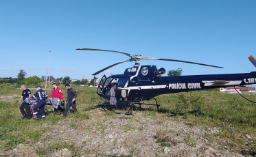 Mulher fratura tornozelo ao ficar presa nas pedras em praia do Sul do estado (VÍDEO)