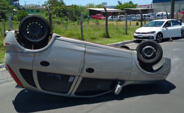 Condutor tem mal súbito e capota veículo