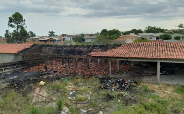 Incêndio destrói pavilhão abandonado