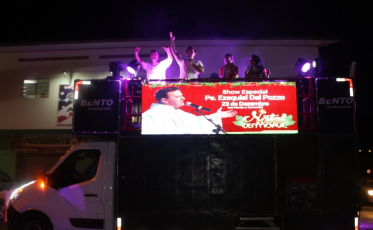 Caminhão de Natal Cermoful encanta famílias com música e animação