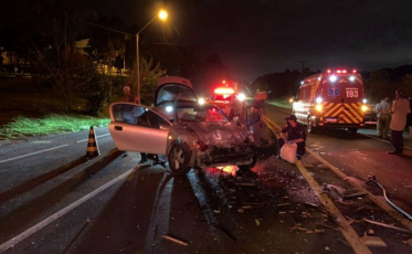 Motorista fica ferido após colisão contra caminhão