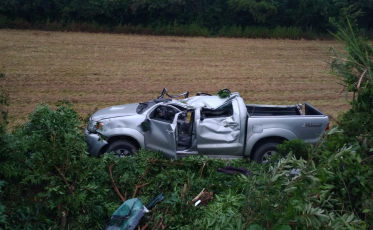 Caminhonete sai da pista e capota na SC-447, em Araranguá