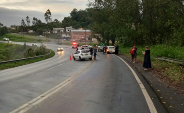 Óleo na pista causa três acidentes na SC-108, em Urussanga