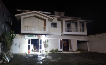 Incêndio atinge farmácia em Criciúma