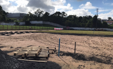 Estádio Mário Balsini tem um terço do gramado já plantado (VÍDEO)