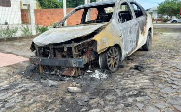 Carro pega fogo em Balneário Gaivota