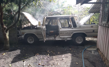 Carro liga sozinho, sai de garagem e pega fogo em Sombrio