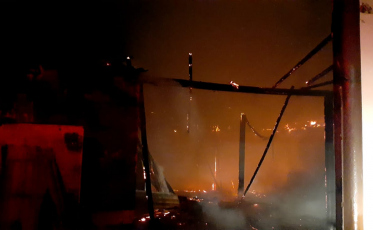 Incêndio destrói centro de eventos em Morro da Fumaça