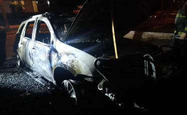 Viatura da PM é destruída pelo fogo em Criciúma