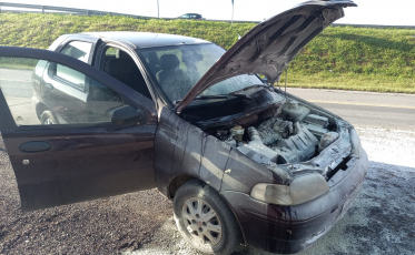 Motor de veículo pega fogo na BR-101, em Içara