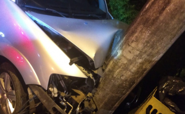 Mulher fica ferida após colisão em poste em Urussanga