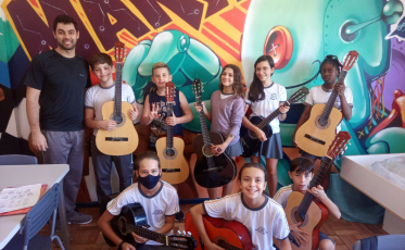 Aulas de violão são oferecidas gratuitamente na rede de ensino em Cocal do Sul