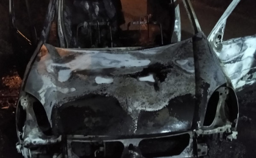 Incêndio destrói carro que teria sido usado em homicídio em Forquilhinha
