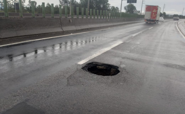 Cratera na pista interdita parcialmente BR-101